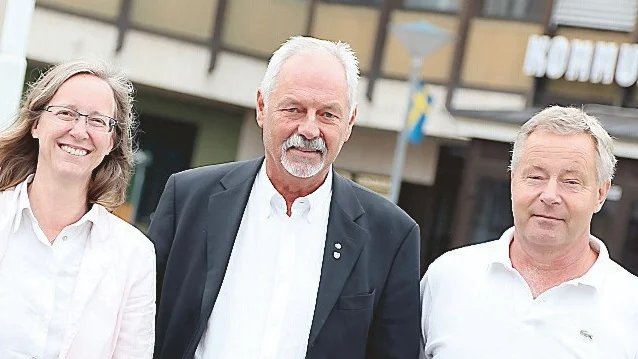 Lena Käcker Johansson, KD, Hans Måhagen (S) och Björn Hoflund (M), vill vänta med beslut om samarbete för Räddningstjänsten i Kinda.