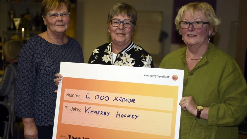 Fr.v: Eva-Britt Nilsson ny medlem, Lotta Rundberg och Agneta Cullgard, president Club Lions Linnea. Foto: Magnus Strömsten