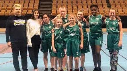 Motala baskets F14-lag under en träning i Motala sporthall.