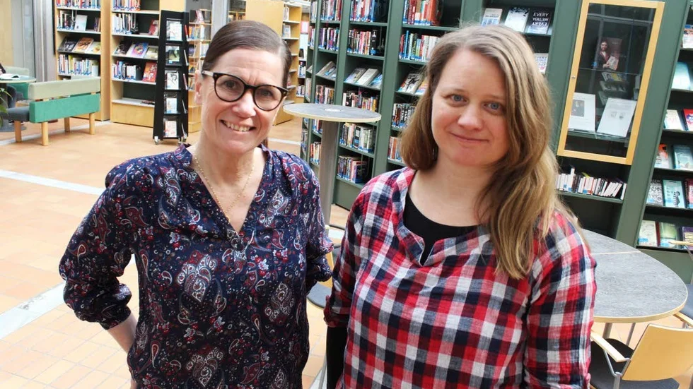 Jenny Gustavsson, administrativ chef, och Malin Paré, bibliotekarie, säger att utmärkelsen är ett kvitto på att man arbetar på rätt sätt och åt rätt håll.