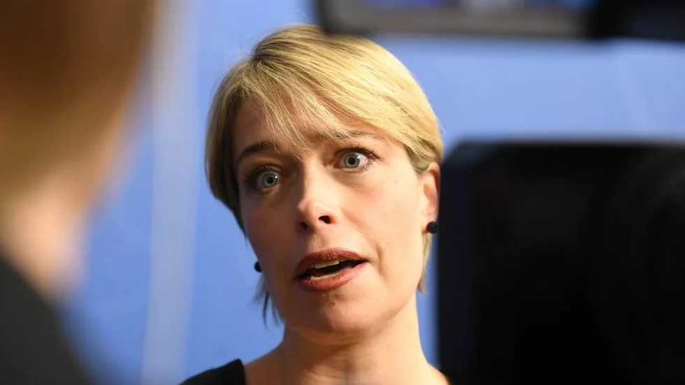 Socialminister Annika Strandhäll (S) anklagas för att ha avsatt Försäkringskassans generaldirektör av politiska skäl.