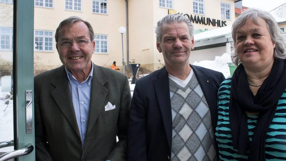 Klar lista. Moderaternas nomineringsordförande Bengt Ahlesten håller upp dörren till Vadstena kommunhus för Peter Karlsson och Kerstin Ramå, etta respektive trea på M-listan i höstens lokalval.
