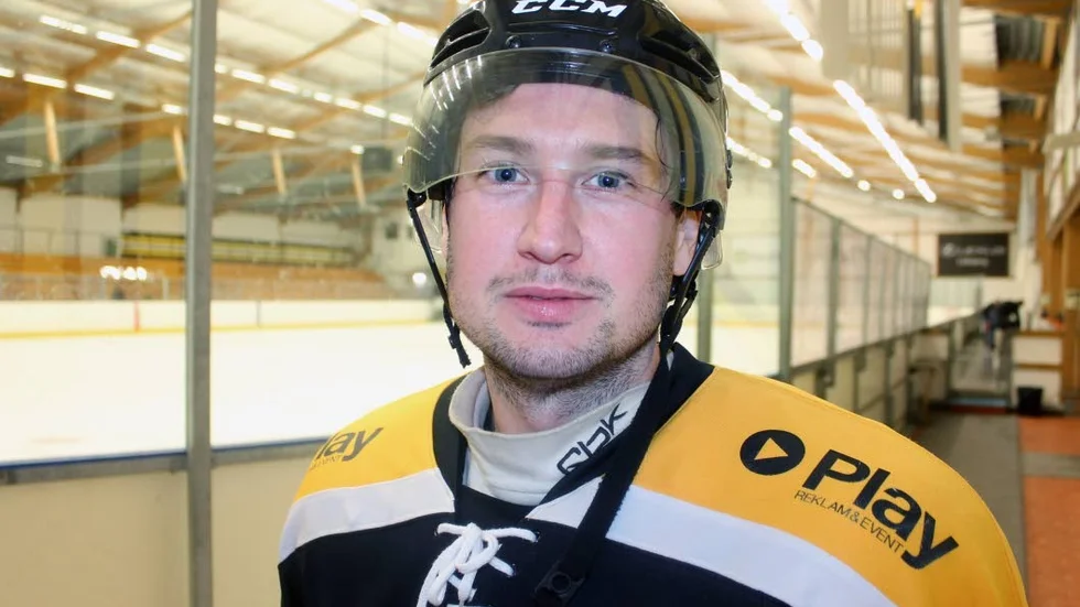 MED IGEN. Andreas Axell har hittat glädjen med hockeyn och är med så ofta han kan med Motala AIF:s division 3-lag.