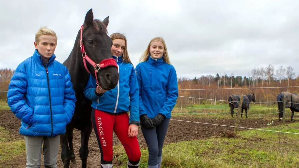 Segrare. Hugo Lorin, Caspian, Hilda Larsson och Saga Ståhlbom ingick alla i Nyckelryttarnas seriesegrande ponnylag.