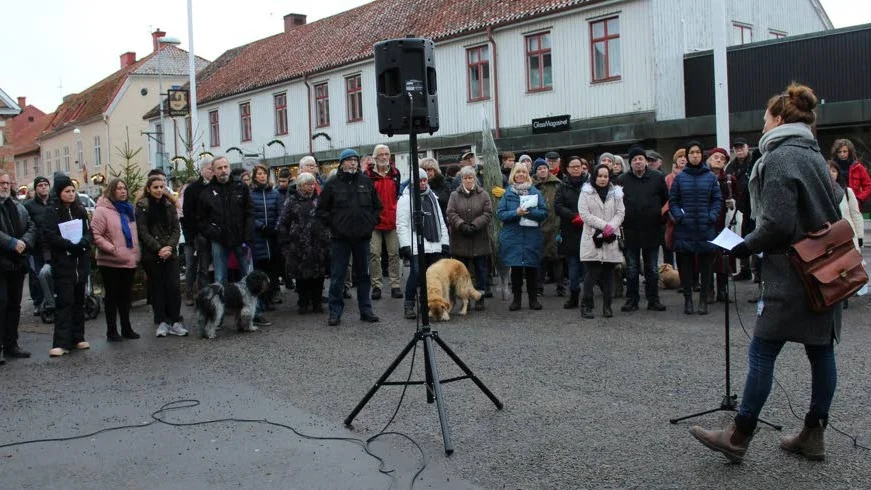 Rådhustorget. Över hundra personer slöt upp vid lördagens manifestation i Vadstena.