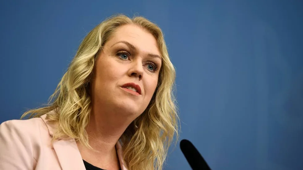Prioritera. LSS-lagstiftningen har ingen prioriteringsordning, vilket gör att vissa får assistans för utlandsresor medan andra nekas andningshjälp.