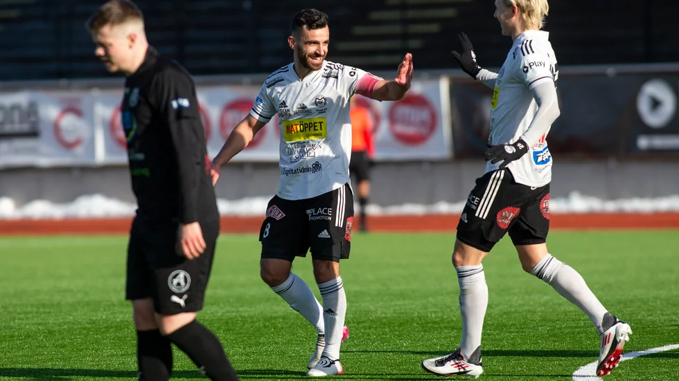 Maif-kaptenen Liridon Silka prickade in 3-0 mot Yxhult och firar här ihop med Simon Karlsson. Maif var det klart bättre laget och gästerna hade inte mycket att sätta emot. 