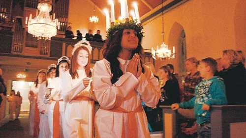 Virserums Lucia Diana Krieg spred ljus och värme i Virserums kyrka tillsammans med sina tärnor.