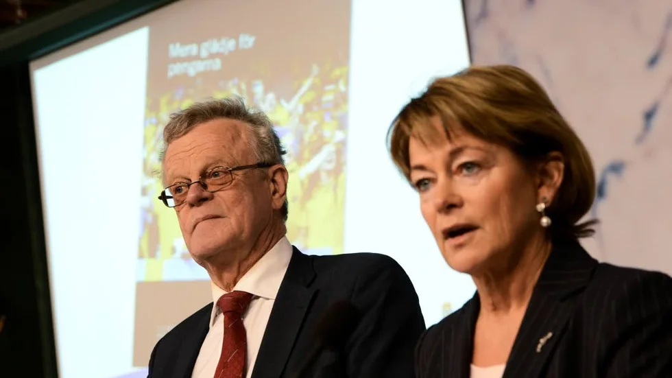 Eriksson och f d idrottsministern. Vi presentationen av den s k huliganutredningen.