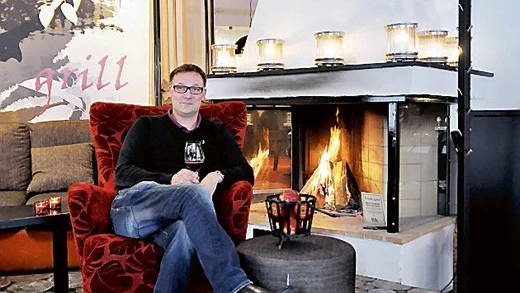 Niklas Lillman med ett glas alkoholfritt vin - nu snart redo för julbord på Harrys.