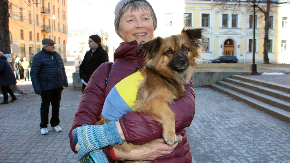 En vimpel blev en ukrainsk flagga när Putin skulle få skäll av Lilla My. Matte Annika Lindeflod gillade initiativet med en manifestation mot kriget på Tyska Torget.