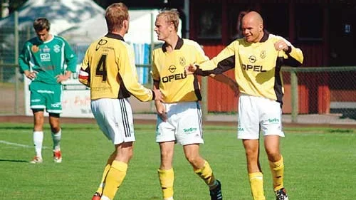 Greger Johansson ser lite chockad men glad ut efter att hans frispark gått direkt i mål fram till 2-0 för Kisa