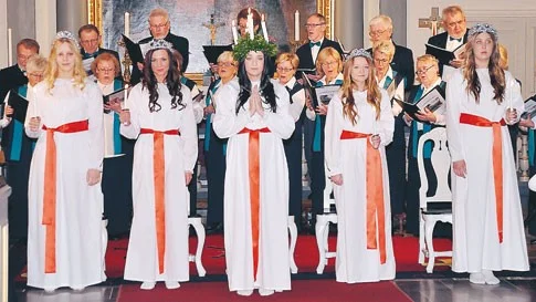 I mitten, Gabriella Eklund, årets ljusdrottning i Vimmerby.
