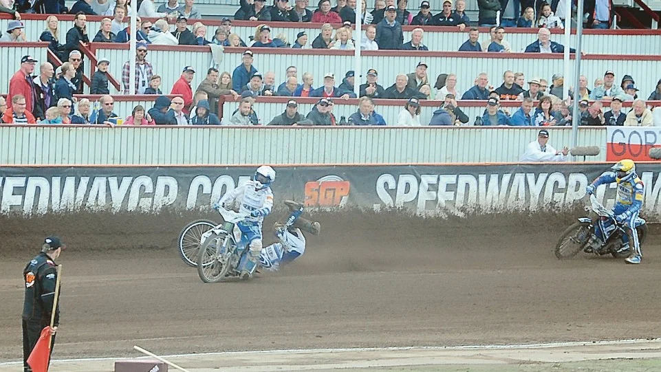 Nicki Pedersen hamnade sin vana trogen i blåsväder. Den här gången var det Chris Harris som föll offer för hans vårdslösa körning. Foto: Magnus Strömsten