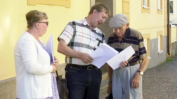 Den svårt sjuke och tidigare tvångsomhändertagne Rumskullapojkens föräldrar Marita och Donald Söderberg delade på tisdagen ut flygblad i centrala Vimmerby - sedan de engagerat sig i föreningen Nordiska Kommittén för Mänskliga Rättigheter, där tvångsomhändertagande av barn har hög prioritet.