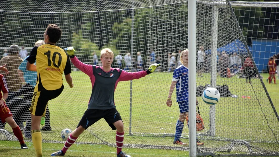 Joakim Storm gjorde matchens enda mål för Vimmerby IF P15 i semifinalen i A-slutspelet i Forwardcupen. Här går bollen dock någon decimeter utanför. Foto: Privat