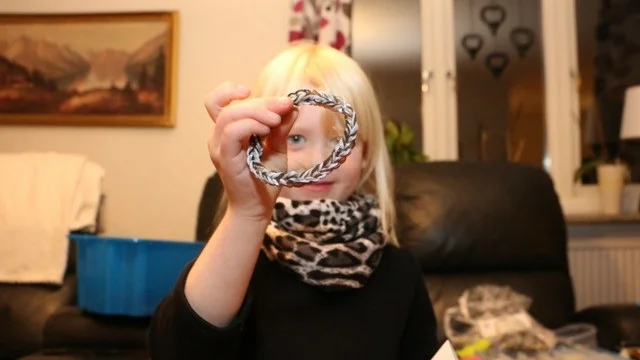 Edalia Jönsson kom själv på idén, hur man kan samla in pengar till cancersjuka barn. Nu flätar hon armband - så många hon bara hinner.