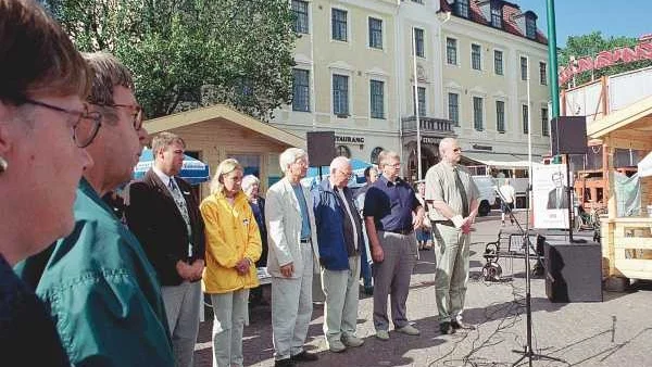 Efter diskussioner om vem som skulle få äran att inleda den tysta minuten, stämde alla partierna in i ett tyst hedrande av terrorns offer.
