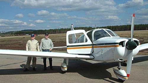Mina piloter på rundturen i luften blev Stefan Nilsson och John Petersen, två erfarna flygare med hundratals timmars praktik bakom spakarna.