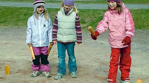 Lousie Moll, Lina Nilsson och Moa Svensson, tre söta "kattjejer" som spelade kubb på lekdagen. Foto: Louise Tollemark