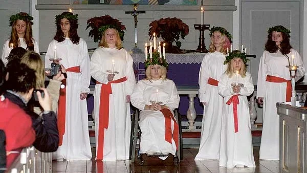 Inte knäpptyst i kyrkan... Många av de som övervarade Luciahögtiden i Hässleby kyrka ville föreviga Luciatablån.