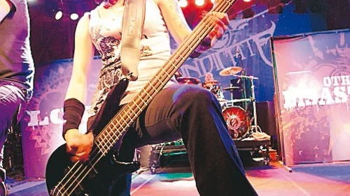 Sonic Syndigate fick igång publiken i Teaterladan med en närhet och intensitet som inte alla band klarar av. I framtiden kommer vi nog att f se dem på betydligt större scener.