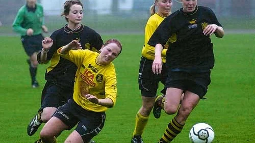 Det för dagen svartklädda Vimmerby i anfall. T.h Sara Stridh med bollen och t.v. Kosovare Asllani. Duon stod för Vimmerbys tre mål i matchen som slutade 3-1. Foto: Magnus Strömsten