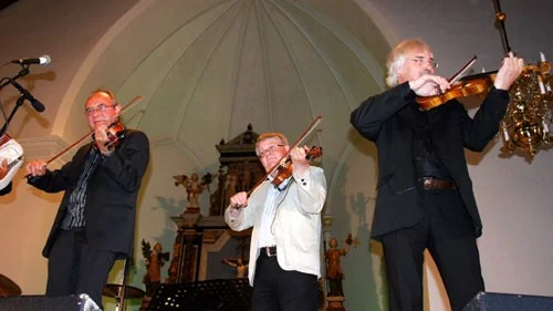 Orsa Spelmän bjöd på en hejdundrande show i Virserums kyrka.