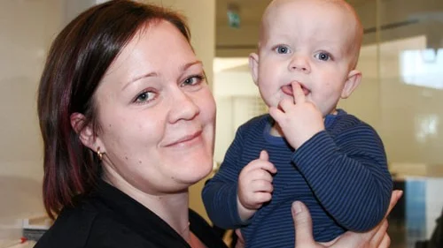 Vill behålla förskolorna. Centerpartisten Anna Hertzog, med sonen Alvar, är övertygad om att förskolorna behöver finnas kvar på alla orter i Västerviks kommun.