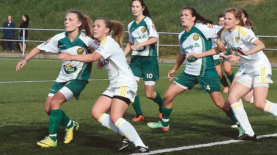 Frida Pöder, längst till vänster, i duell med Vimmerbys Greta Koponen. Hultsfredsspelaren avgjorde matchen genom att göra både 2-1 och 3-1 i andra halvleken. Foto: Torbjörn Allvin