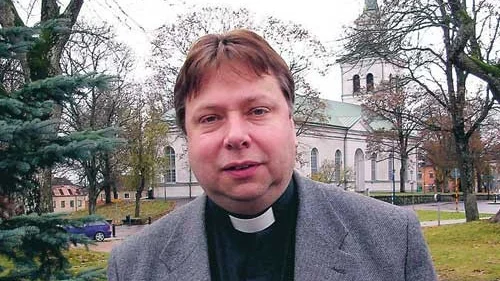 Bo Lindell förklarar att det rör sig om en poänglek och att ingen har tvingats att sitta i stupstocken. Han har även själv provat på att sitta i stupstocken i veckan.