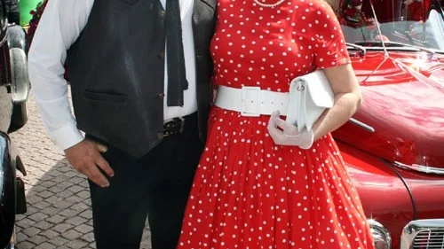 Sune och Lillian Pettersson deltog på Eksjös veteranbilsrally med en röd PV 59:a. De var själva 60-talsklädda för att matcha bilen.