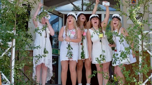 Studenter från djurvårdsinriktningen skriker ut sin glädje.