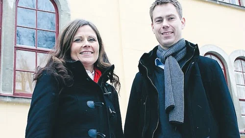 Louise Alebrand och Fredrik Janzén från Bestorps byalag fanns på plats i stadshuset för att motta årets miljö- och naturvårdsstipendium.