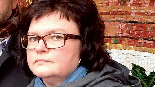 ...och Annika Högberg (S) är inte överens om politikernas arvoden för nästa mandatperiod. Ett blocköverskridande beslut är nu uteslutet.