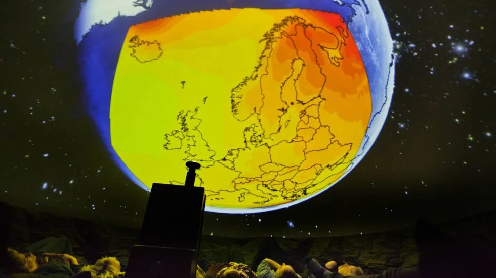 Klimathot. Flera av jordens system är på väg mot en brytpunkt, där de "tippar över", skriver debattören. Bilden är från den så kallade geodomen, som var i Linköping förra året för att informera om klimatförändringarna.