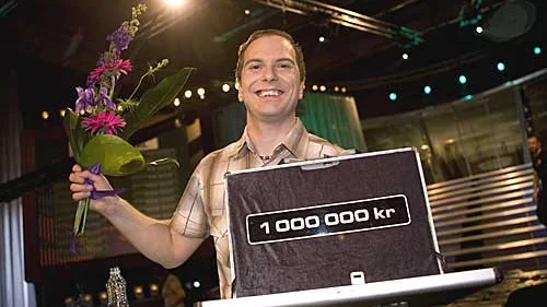 Andreas Oskarsson poserar stolt tillsammans med väskan som gav honom en miljon programmet i Deal Or No Deal.
