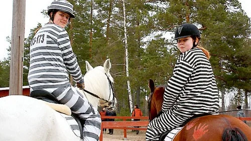 Josefine Engström och Nora Jarl hade rymt från fängelset för att kunna delta i den årliga maskeradhoppningen.
