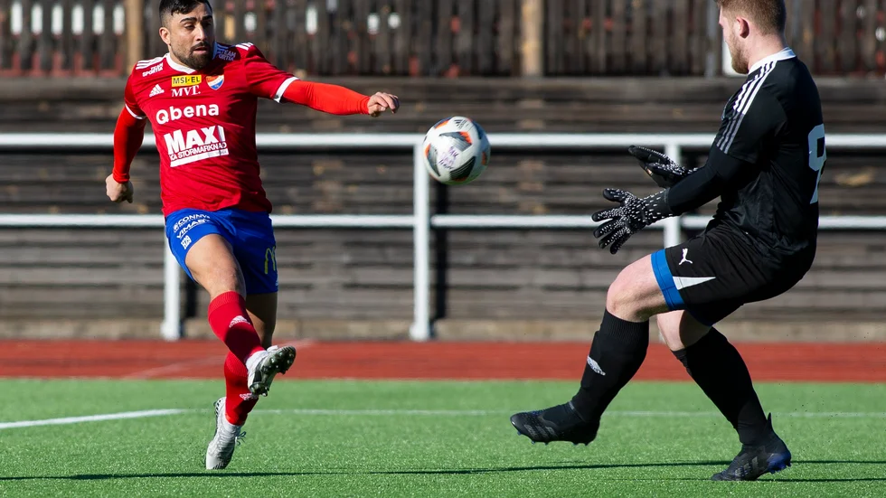 Mille Hama Said framme i ett av många bra lägen som Boren hade mot Söderköping. Men segersiffrorna stannade vid 2-0. 