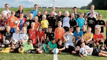 Hela gänget samlat. Över 40 ungdomar deltar i VIF:s satsning på ett fotbollsfritids.