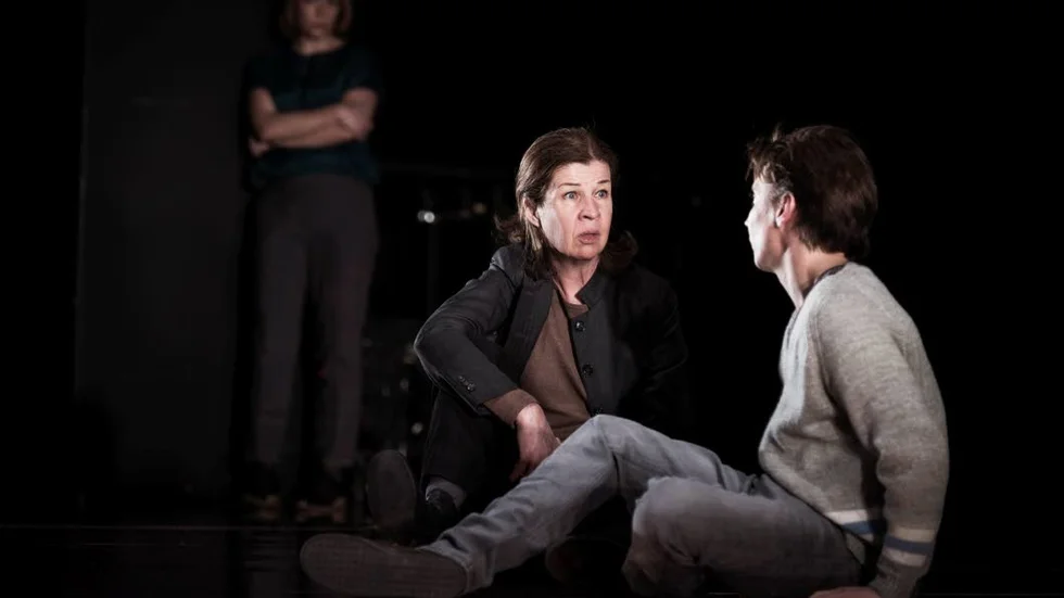 Nina Fex, Ingela Olsson och Michael Jonsson i "I lodjurets timma" på Dramaten i Stockholm.