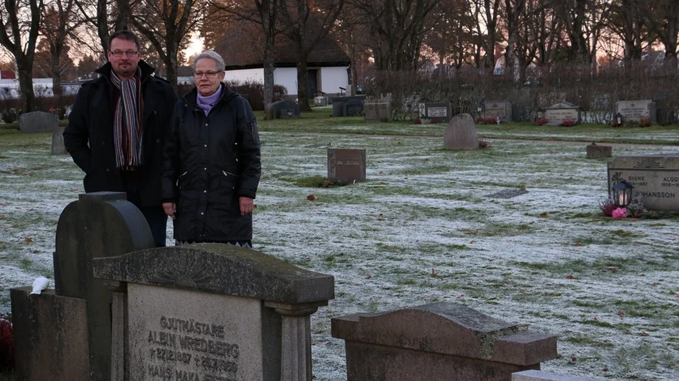 Jörgen Petersson och Ulla Lisedahl förklarar varför man inför en avgift för grundskötsel av gravarna på pastoratets kyrkogårdar.