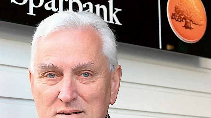 Jan-Erik Svensson låser upp entrédörren till Vimmerby Sparbank för sista gången som anställd och säkerhetschef. Det är hans sista arbetsdag, den 30 augusti 2014, och han kan se tillbaka på en 48-årig bankmannabana. Han är den som har längst tjänstetid i den drygt 70-åriga historia. Nu kan han ägna mer tid åt fritidsintressen samt barn och barnbarn.