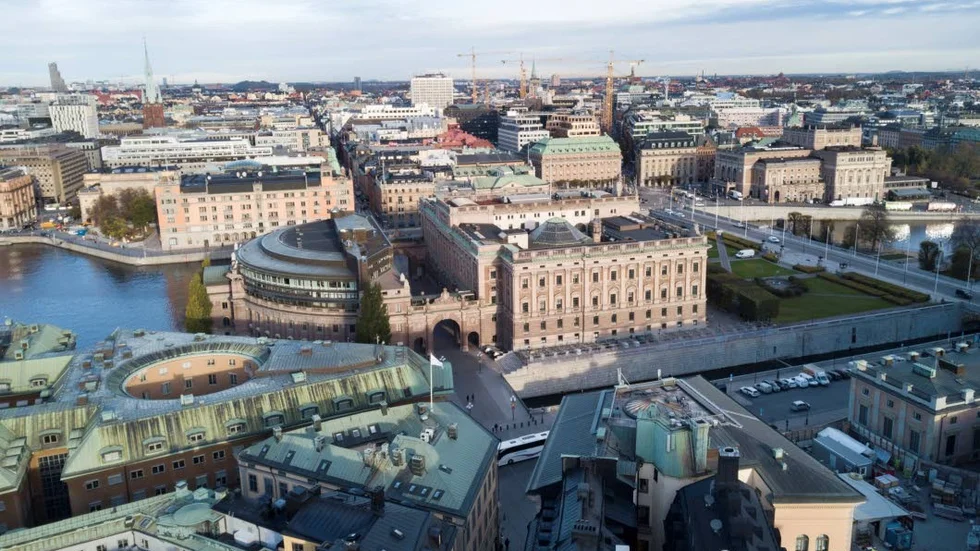Skuldbelägg inte politiker som behåller sina band till hembygden sedan de tagit plats i riksdagshuset i Stockholm, menar ledarskribenten.