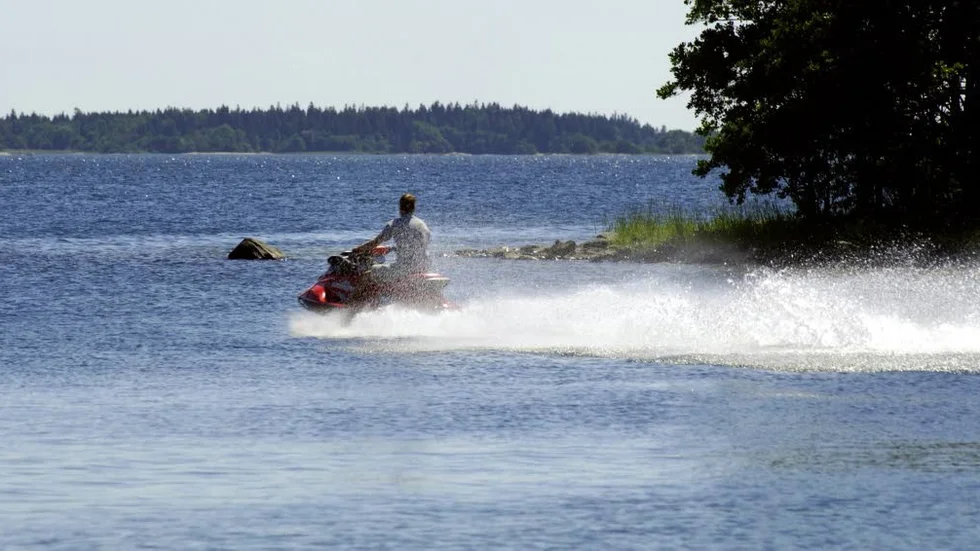 Den 1 maj införs kravet och de som saknar förarbevis riskerar böter. Bakgrunden är att användningen av vattenskotrar ökat, vilket har resulterat i fler olyckor.