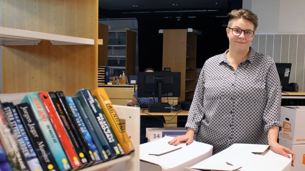 Julia Lindqvist, bibliotekschef, i det tillfälliga biblioteket som öppnar över sommaren i lokalen Magasinet på Västerviks Teater & Konferens.