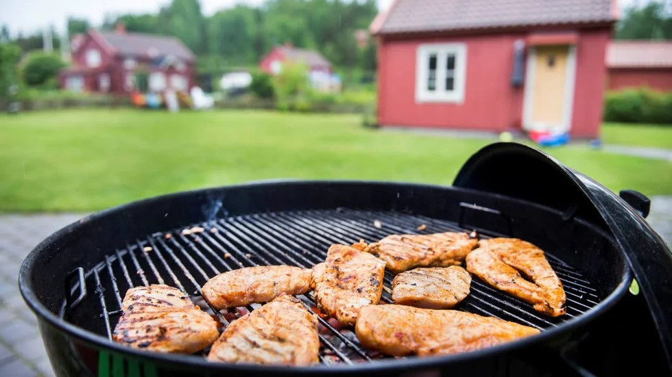 Räddningstjänsten i Motala-Vadstena hoppas att invånarna tar det försiktigt när man grillar på sin egna tomt.