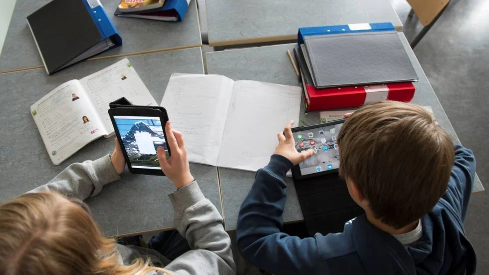 Ett 40-tal surfplattor har stulits från Bråstorpskolan vid tre olika tillfällen sedan i höstas.