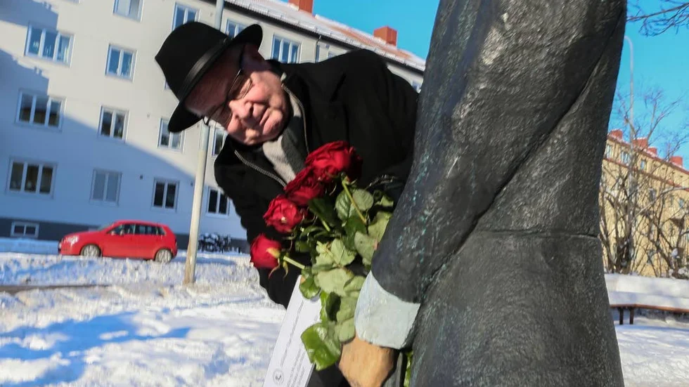 Gratulerar. Sune Lindgren, Tage-sällskapets ordförande, hedrade födelsedagsbarnet med röda rosor.