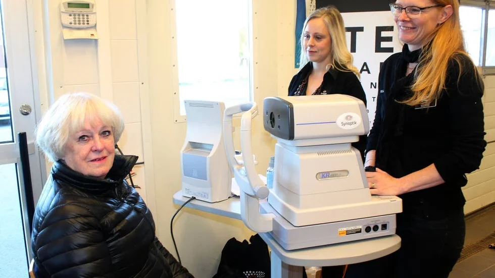 Vera Bergström satte sig i undersökningsstolen under tiden som hennes bil kontrollerades. Optikerassistenterna Monia Fager och Helena Larsson kollade synen.